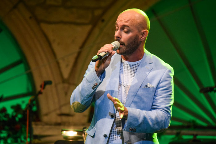 Trenutno pregledavate Max Hozić snimio video spot za singl “Dajem sve za nas”