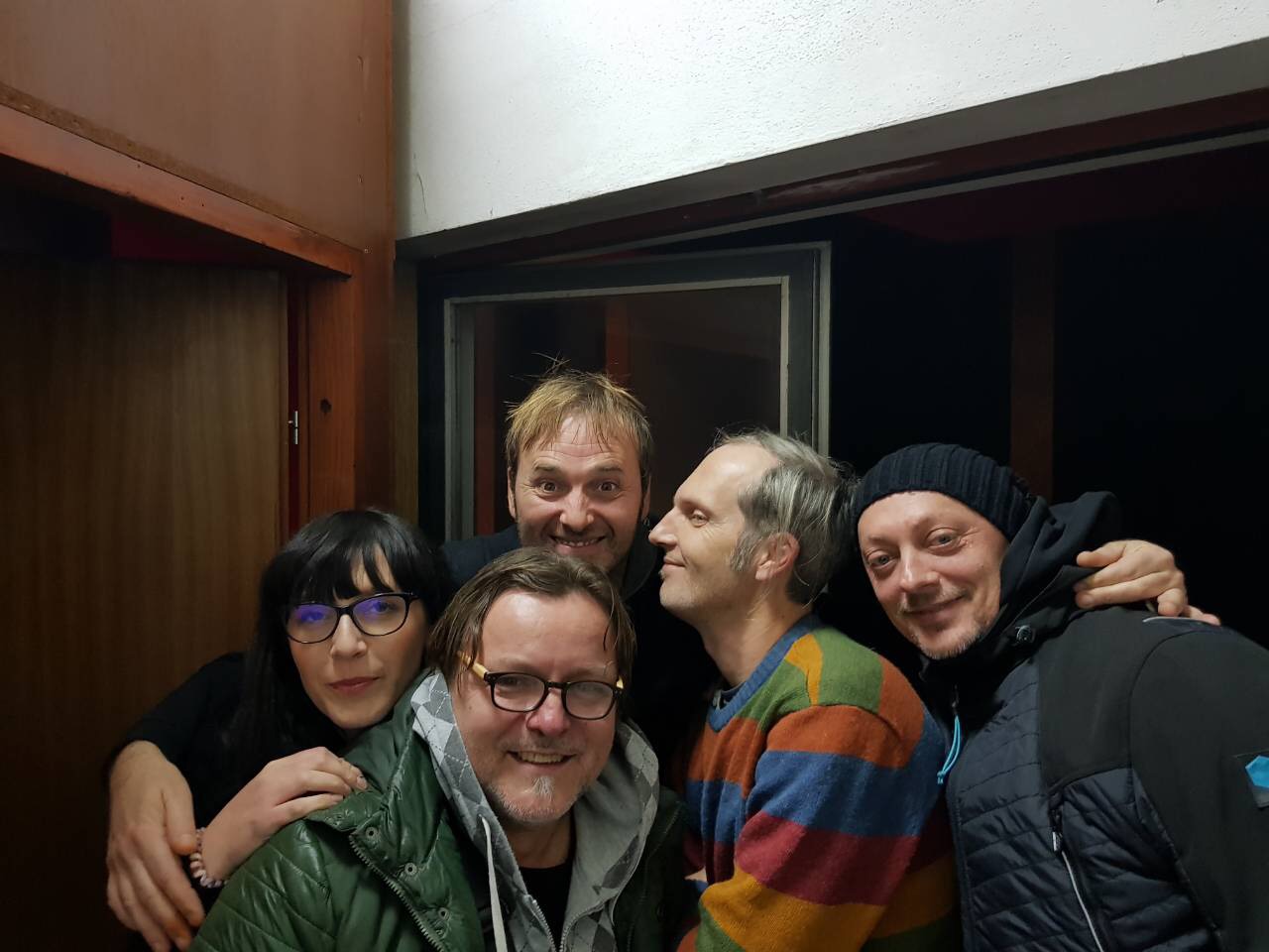 Trenutno pregledavate Kojoti  snimili tri nove pjesme, najavili izlazak boxseta ‘Dragocjeno Raskošno Blistavo’ i koncert 9.12. u Tvornici Kulture