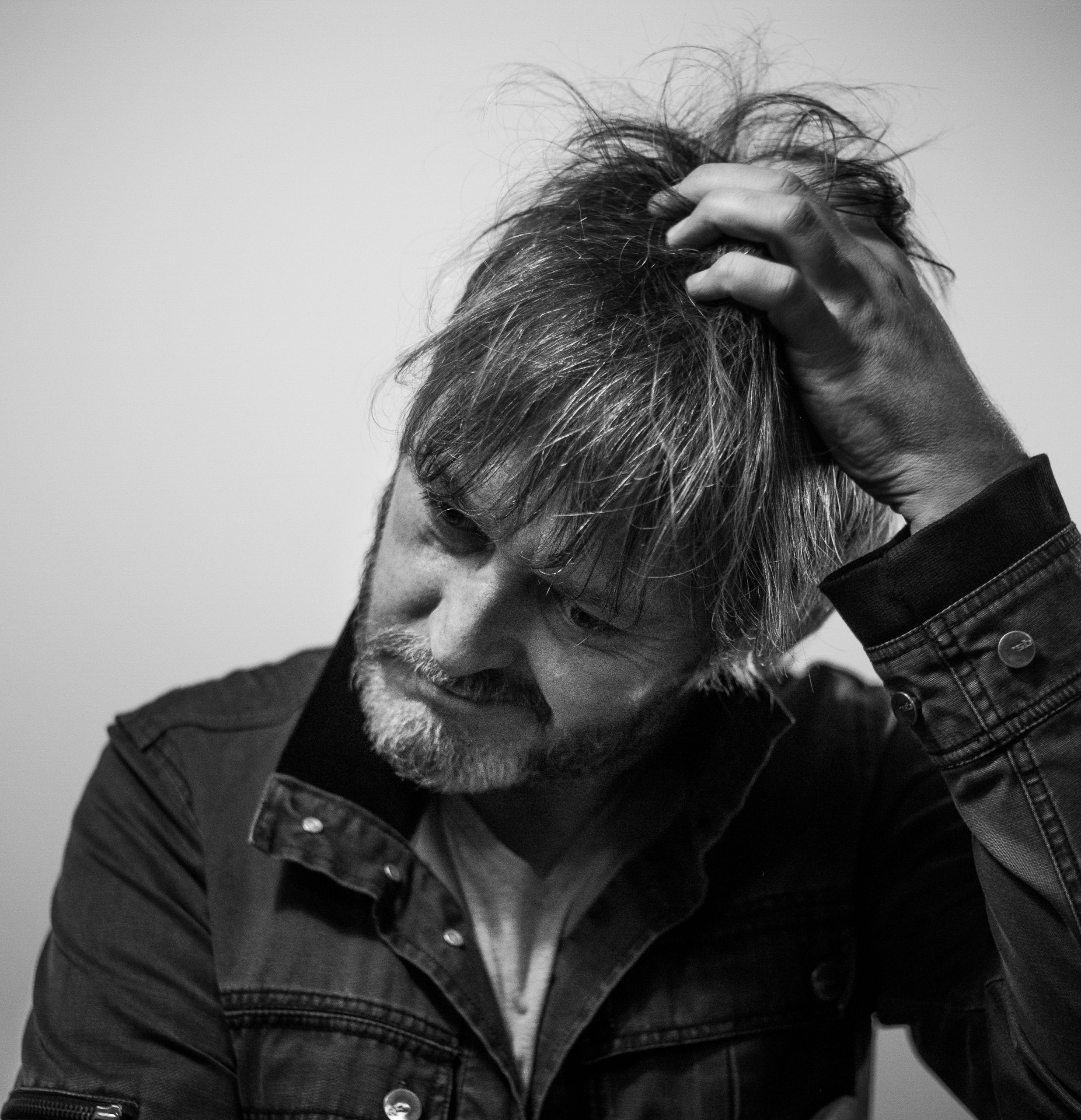 Pročitajte više o članku “Izgubljeni trag” moćnog rock blues gitarista Zorana Čalića himna je realnosti koja slavi iskrene emocije