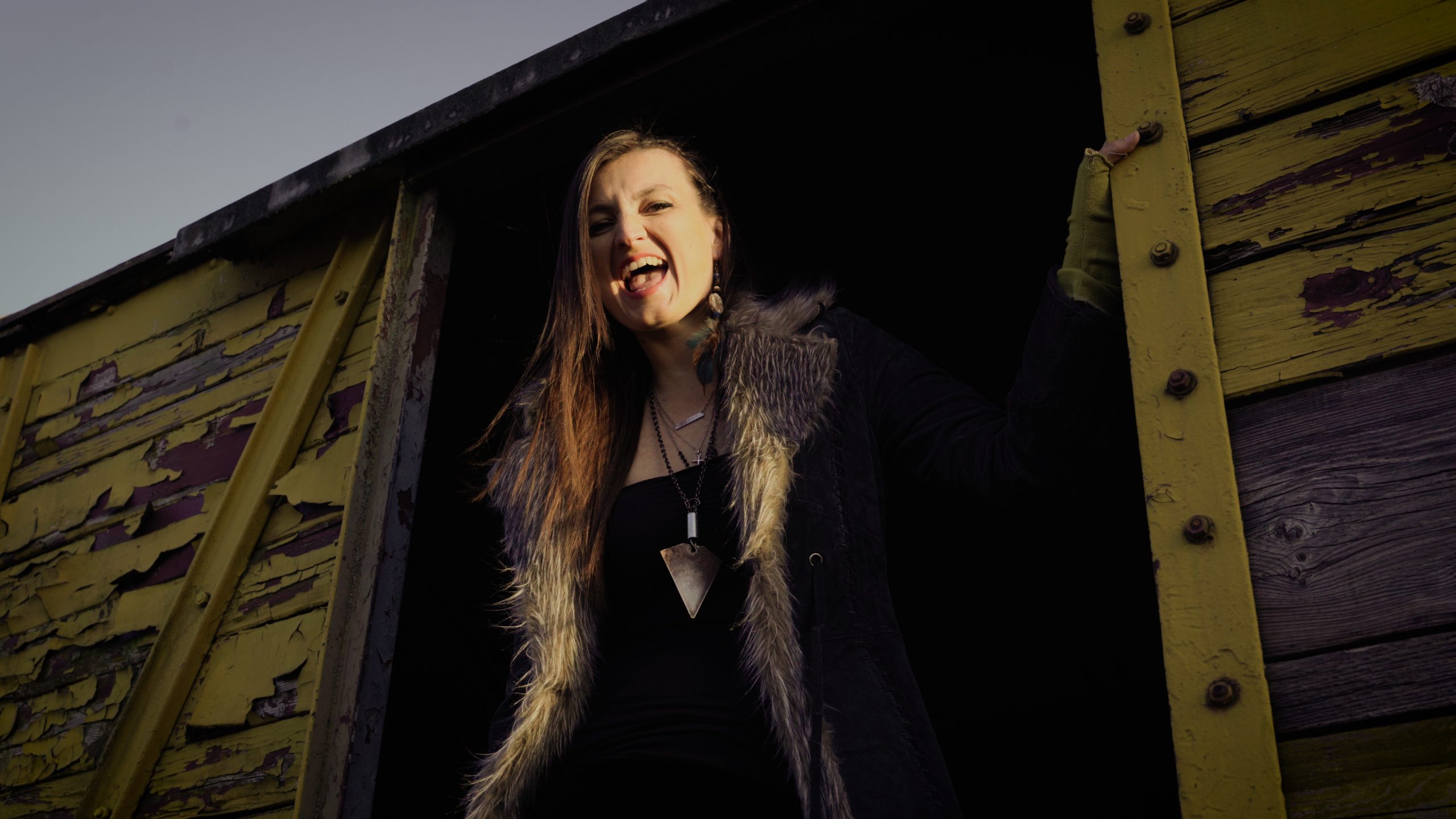 Read more about the article Sunnysiders novim mračnim singlom “No Pockets In The Grave” podsjećaju na prolaznost života i važnost nematerijalnih vrijednosti