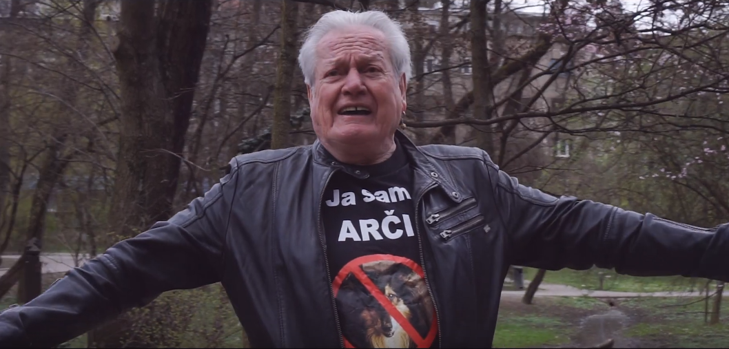 Pročitajte više o članku Ibrica Jusić predstavlja simpatičan video spot “Danas je stvarno najbolje biti pas” u kojem se pojavljuje njegov ljubimac Simba